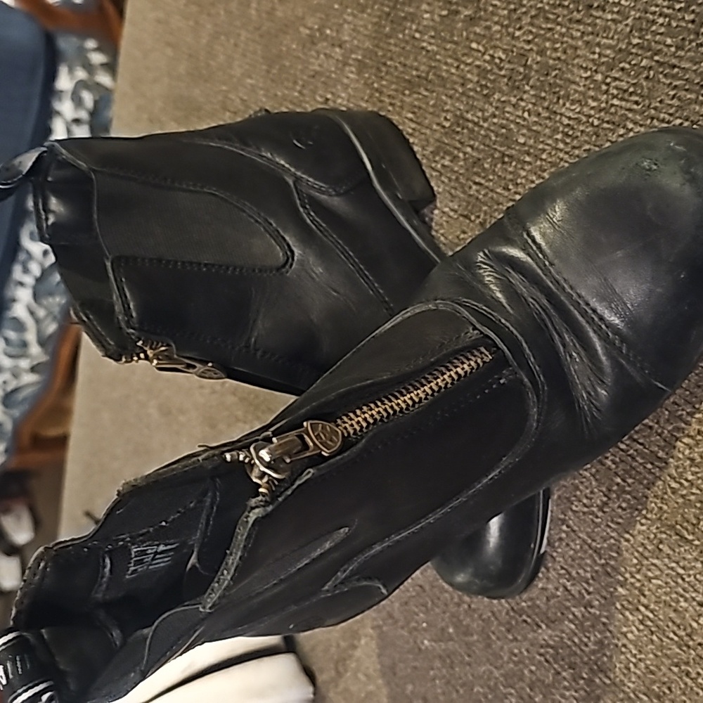 Ariat  boot black size 3 children's or women's small English barn boot zip up